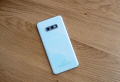 A Samsung Galaxy S10e ganhou um culto por ser a última pequena bandeira da Samsung. (Fonte: Presse-citron)