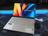 Análise do laptop Asus VivoBook S 14 OLED: Desempenho bem-sucedido do Ryzen AI 9 HX 370