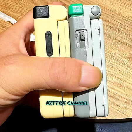 O Miyoo Mini Flip e o Game Boy Advance SP, da esquerda para a direita. (Fonte da imagem: NITTRX)