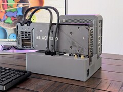 O dock eGPU para mini PC da Beelink agora é de código aberto. (Fonte da imagem: Notebookcheck / Allen Ngo)