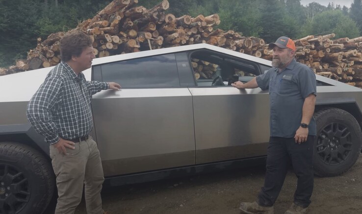 Os homens que testaram o Cybertruck ficaram impressionados com muitas das características do veículo, incluindo manuseio, desempenho e a tecnologia interna. (Fonte da imagem: Tucker Carlson via YouTube)