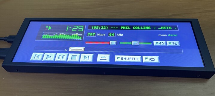 A tela sensível ao toque extragrande de 7,9" que funciona como a interface do usuário (Fonte da imagem: Rodmg via Hackaday)