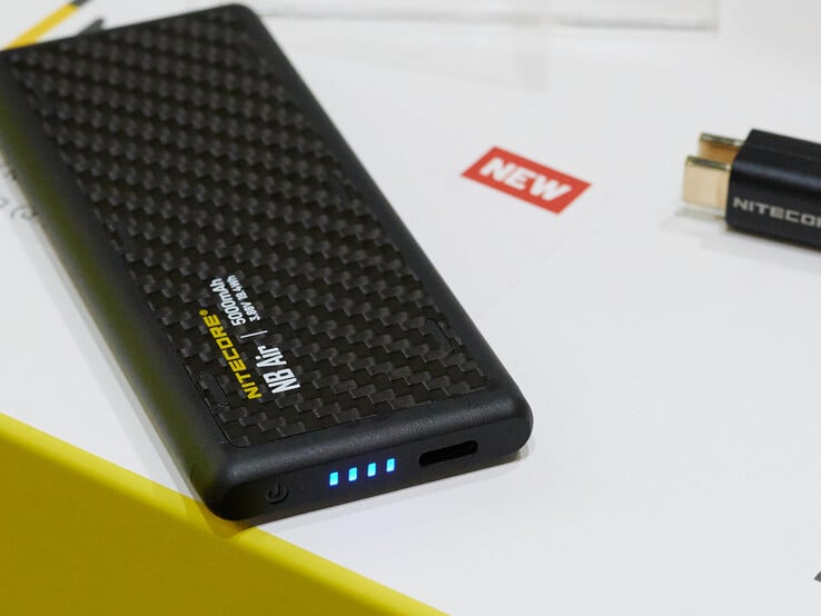 O indicador de carga do power bank NB Air (Fonte da imagem: Andreas Sebayang/Notebookcheck.com)