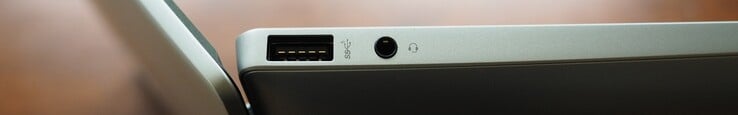 lado esquerdo: USB-A 3.0, conector de 3,5 mm (entrada/saída de linha)