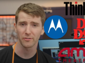 O Linus Tech Tips caracteriza os celulares Motorola e os laptops ThinkPad como "marcas zumbis" (Fonte da imagem: Linus Tech Tips / Youtube)