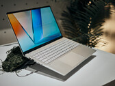 Os novos laptops Vivobook S 14/15/16 começam com 1,3 kg (2,86 lbs) de peso. (Fonte: Alex Waetzel para Notebookcheck)