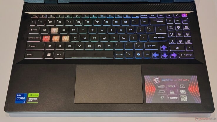 O teclado vem com bastante RGB, um teclado numérico de tamanho normal e teclas de direção realmente utilizáveis