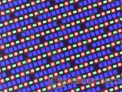 A matriz de subpixels OLED brilhante é nítida, mas levemente granulada de perto