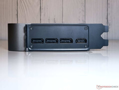 Portas: 3x DisplayPort 2.1b-out, 1x HDMI 2.1b-out