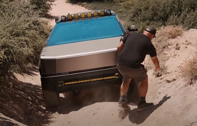 O terreno era implacável, mas o Cybertruck seguiu em frente. (Fonte da imagem: Wild Horses Off-Road via YouTube)