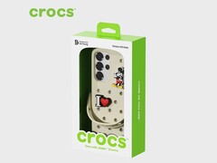 O estojo da Crocs para o Galaxy S25 vem com charms Jibbitz. (Fonte da imagem: Crocs)