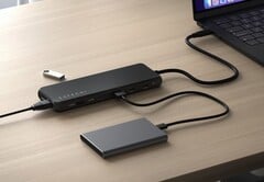 O Satechi 13-in-1 USB-C Triple Display Multiport Adapter foi recentemente disponibilizado nas lojas. (Fonte da imagem: Satechi)