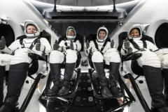 Da direita para a esquerda, os astronautas da NASA Jeanette Epps, especialista em missão; Matthew Dominick, comandante; Michael Barratt, piloto; e o cosmonauta da Roscosmos Alexander Grebenkin, especialista em missão. (Fonte da imagem: SpaceX)