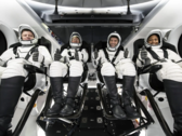 Da direita para a esquerda, os astronautas da NASA Jeanette Epps, especialista em missão; Matthew Dominick, comandante; Michael Barratt, piloto; e o cosmonauta da Roscosmos Alexander Grebenkin, especialista em missão. (Fonte da imagem: SpaceX)