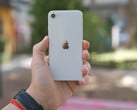 Espera-se que o próximo iPhone SE não se pareça em nada com o modelo atual da 3ª geração. (Fonte da imagem: Onur Binay - Unsplash)