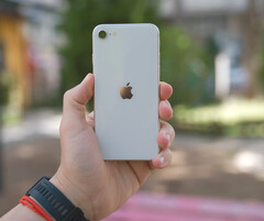 Espera-se que o próximo iPhone SE não se pareça em nada com o modelo atual da 3ª geração. (Fonte da imagem: Onur Binay - Unsplash)