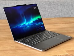 O ThinkBook 13x G4 da Lenovo é um ótimo exemplo de um laptop com entalhe reverso (Fonte da imagem: Notebookcheck)