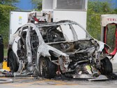 Tesla queimado até virar cinzas em uma estação de recarga (Fonte da imagem: Dustin Weese e Jacquie Hower)
