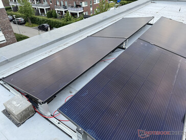 Quatro painéis solares em uso