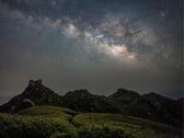 Imagem mostrando montanhas e nossa galáxia, a Via Láctea. (Fonte da imagem: Kanenori - Pixabay)