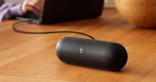 A Beats Pill pode ser usada no modo com fio, pois é compatível com áudio USB-C. (Fonte da imagem: Apple).