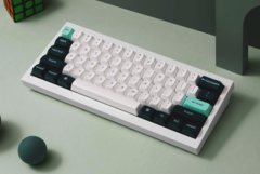 O teclado para jogos Keychron Q4 HE hall-effect com gabinete todo em alumínio e switches magnéticos Gateron. 