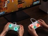 O 8bitdo Ultimate Mini Wired Controller é adequado para mãos menores. (Fonte da imagem: 8bitdo)