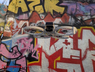 Pixel 7 Pro: DJI Flip em frente ao muro de grafite do Mauerpark