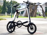 A e-bike dobrável e leve Ossby Geo oferece uma aparência elegante e recursos úteis na cidade, mas infelizmente seu quadro composto quebrou após apenas algumas horas de uso real. (Fonte da imagem: Alexander Fagot, Notebookcheck)