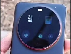 Um pequeno vídeo prático do Xiaomi 15 Ultra foi divulgado no fim de semana, pelo menos na forma de um boneco. As cores e configurações também são conhecidas. (Fonte da imagem: X)