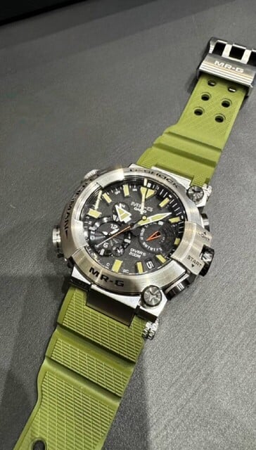 A pulseira de borracha verde-oliva e os ponteiros e índices em bege claro (Fonte da imagem: Great G-Shock World)