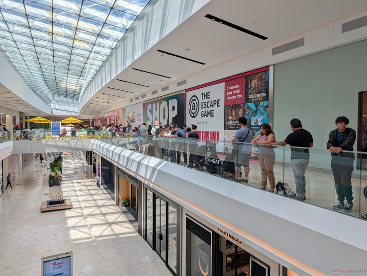 Longa fila durante a grande inauguração. Os visitantes tiveram a chance de ganhar prêmios como um laptop Blade 16, CPU Core i9 para desktop, GeForce RTX 4070 Super e outros acessórios durante todo o dia