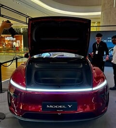 Novo Tesla Model Y na cor Ultra Red (Fonte da imagem: DaltyBrewer/X)