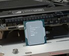 O Intel Core i9-14900K perde até 23% de seu desempenho multicore após uma atualização do BIOS destinada a solucionar a degradação da CPU. (Fonte da imagem: Sebastian Bade / Notebookcheck)