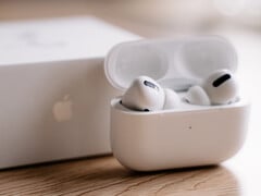 espera-se que o iOS 19 traga suporte à tradução ao vivo para os AirPods Pro. (Fonte da imagem: David Levêque - Unsplash)