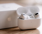 espera-se que o iOS 19 traga suporte à tradução ao vivo para os AirPods Pro. (Fonte da imagem: David Levêque - Unsplash)