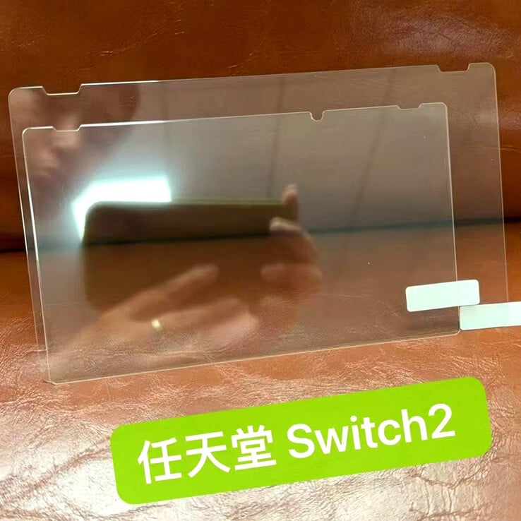 Suposto vidro temperado do Nintendo Switch 2 comparado com o vidro protetor do portátil de primeira geração (Fonte da imagem: 1688/Alibaba)