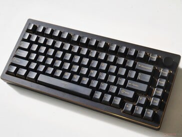 Teclado Epomaker Tide 75 preto e dourado