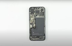 a série iPhone 16 Pro contará com baterias maiores em toda a linha. (Fonte da imagem: iFixit via YouTube)