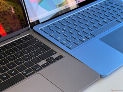 MacBook Air 13 M3 (esquerda) vs. Surface Laptop 13 (direita)