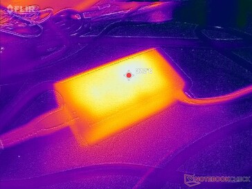 O adaptador CA atinge mais de 37 °C ao operar cargas exigentes