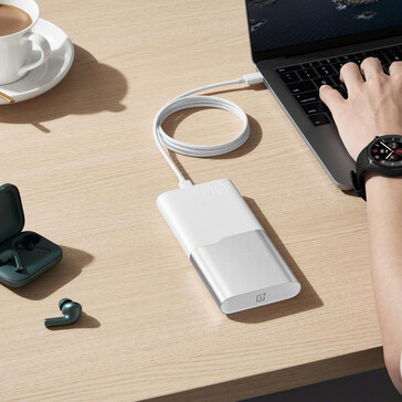 Carregando um laptop com o banco de energia SuperVOOC (fonte da imagem: OnePlus)