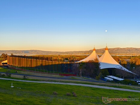 À primeira vista, o Shoreline Theater parece uma tenda gigante.