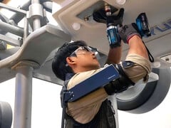 A Hyundai Motor e a Kia apresentam o robô vestível X-ble Shoulder para ajudar os trabalhadores industriais durante o trabalho aéreo. (Fonte da imagem: Hyundai)