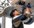 A Hyundai Motor e a Kia apresentam o robô vestível X-ble Shoulder para ajudar os trabalhadores industriais durante o trabalho aéreo. (Fonte da imagem: Hyundai)