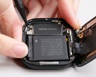 Os reparos no Apple Watch Series 10 continuam difíceis. (Fonte da imagem: iFixit)