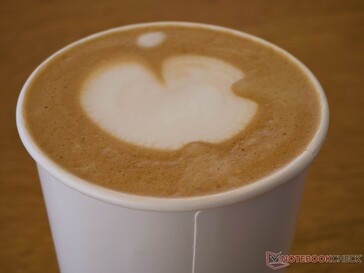 Somente em Apple: um cappuccino com o logotipo Apple.