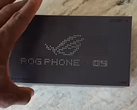 Uma caixa de varejo do ROG Phone 9 na natureza. (Fonte da imagem: K-Tai Watch Impress Japan)