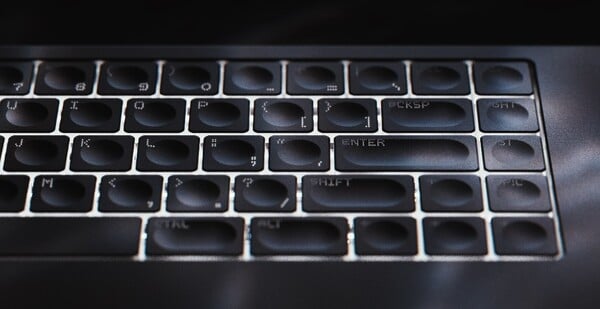 O teclado Icebreaker tem teclas de alumínio recortadas com luzes RGB personalizáveis. (Fonte da imagem: Serene Industries)