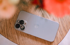 O iPhone 15 Pro pode ficar um pouco mais lento em algumas tarefas após a atualização para o iOS 18. (Fonte da imagem: Swello - Unsplash)